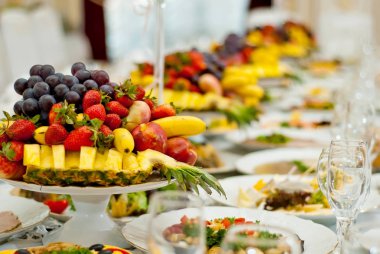 lezzetli yemekler restoranda masaya. hizmet tablosu. 