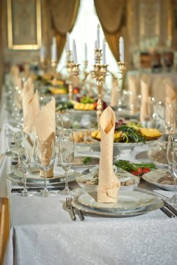 lezzetli yemekler restoranda masaya. hizmet tablosu. 