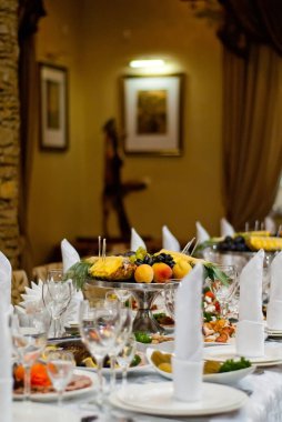 lezzetli yemekler restoranda masaya. hizmet tablosu. 