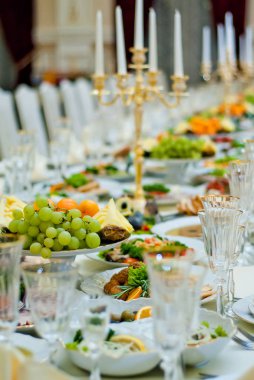 lezzetli yemekler restoranda masaya. hizmet tablosu. 