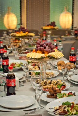 lezzetli yemekler restoranda masaya. hizmet tablosu. 