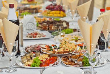 lezzetli yemekler restoranda masaya. hizmet tablosu. 