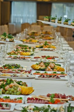 lezzetli yemekler restoranda masaya. hizmet tablosu. 