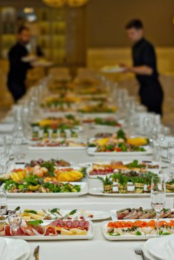 lezzetli yemekler restoranda masaya. hizmet tablosu. 