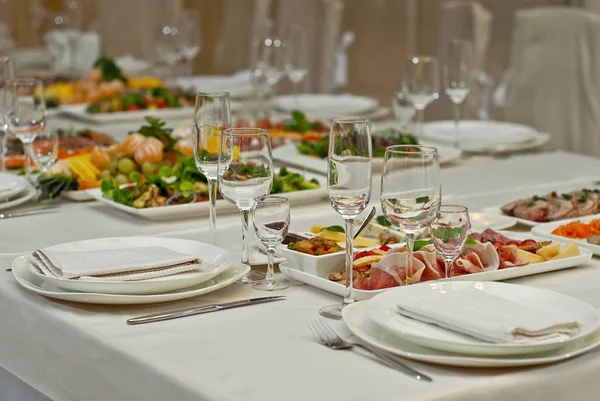 Deliciosos Platos Sobre Mesa Restaurante Mesa Servicio — Foto de Stock