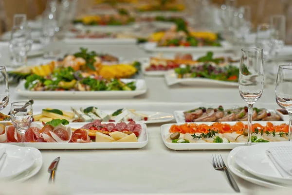 Deliciosos Platos Sobre Mesa Restaurante Mesa Servicio —  Fotos de Stock