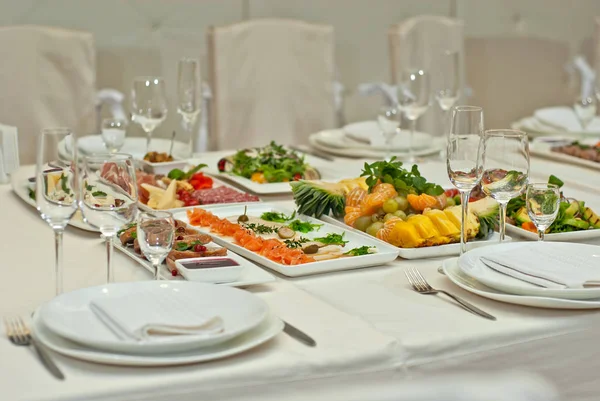 Delicious Dishes Table Restaurant Serving Table — Stock Photo, Image