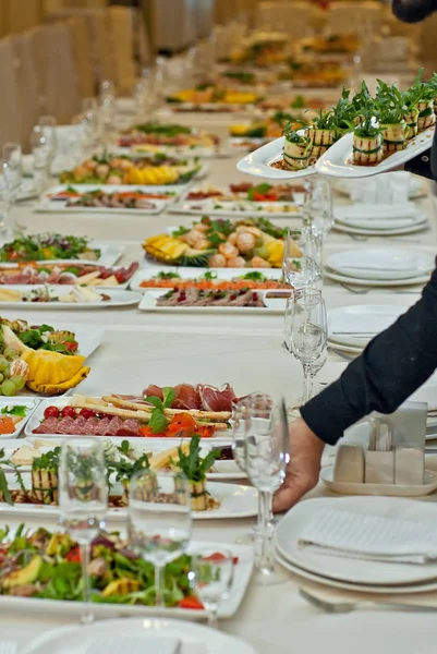 lezzetli yemekler restoranda masaya. hizmet tablosu. 