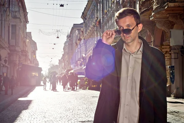 Een Man Loopt Straat Van Oude Stad Kobylianska Street Tsjernivtsi — Stockfoto