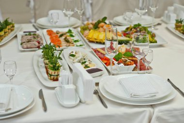 lezzetli yemekler restoranda masaya. hizmet tablosu. 