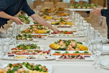 lezzetli yemekler restoranda masaya. hizmet tablosu. 