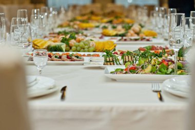 lezzetli yemekler restoranda masaya. hizmet tablosu. 