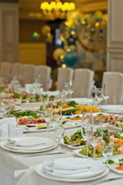 lezzetli yemekler restoranda masaya. hizmet tablosu. 