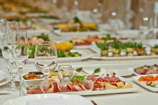 Deliciosos Platos Sobre Mesa Restaurante Mesa Servicio —  Fotos de Stock