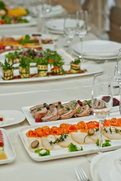 Köstliche Gerichte Auf Dem Tisch Restaurant Serviertisch — Stockfoto