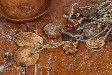 Kil çömlek ve seramik ürünleri ahşap bir masa. Home atölye. Çizimler ve desenler ile el yapımı.