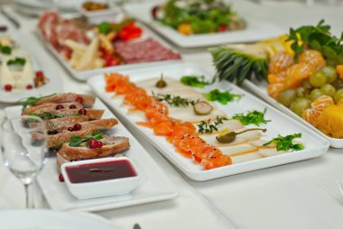 lezzetli yemekler restoranda masaya. hizmet tablosu. 