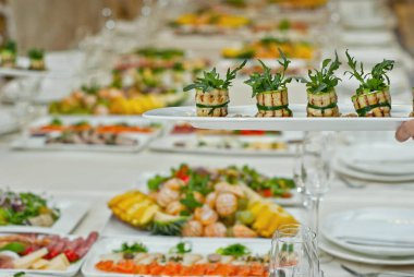 lezzetli yemekler restoranda masaya. hizmet tablosu. 