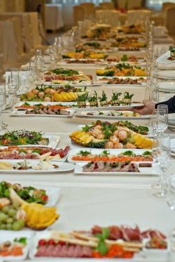 lezzetli yemekler restoranda masaya. hizmet tablosu. 