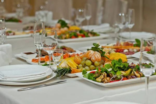 Delicious Dishes Table Restaurant Serving Table — Stock Photo, Image