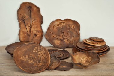 Kil çömlek ve seramik ürünleri ahşap bir masa. Home atölye. Çizimler ve desenler ile el yapımı.