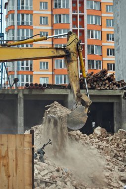 Eski, harap yeni bir bina arka plan üzerinde bina. Ev endüstriyel yıkılması. Konsept: eski ile yeni bir konut değiştirme.