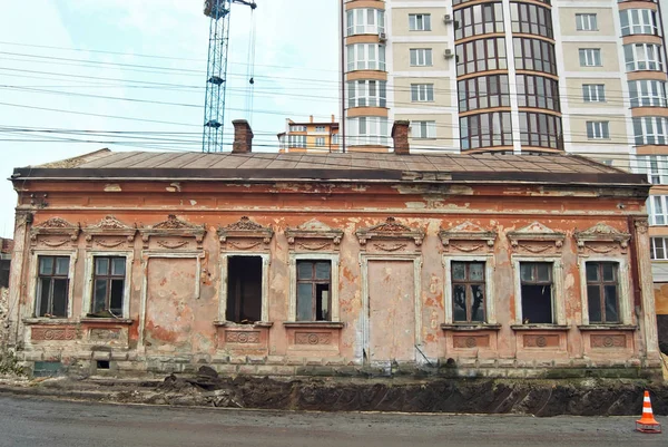 Edificio Viejo Ruinas Fondo Edificio Nuevo Demolición Industrial Casa Concepto —  Fotos de Stock