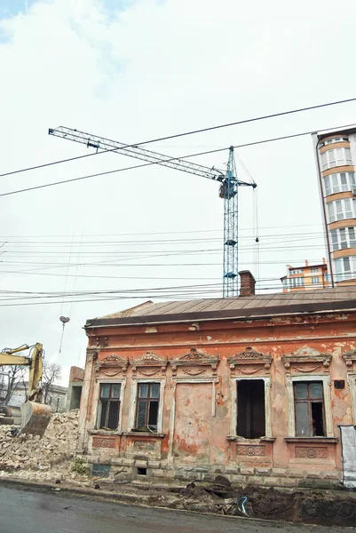 Vieux Bâtiment Délabré Sur Fond Nouveau Bâtiment Démolition Industrielle Maison — Photo