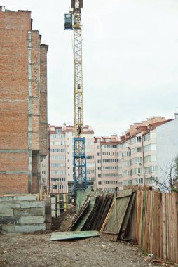 Eski, harap yeni bir bina arka plan üzerinde bina. Ev endüstriyel yıkılması. Konsept: eski ile yeni bir konut değiştirme.