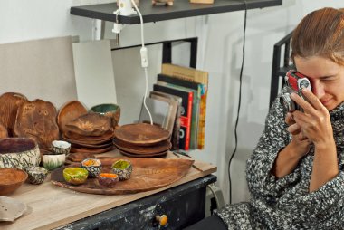 Kız seramik fotoğraflar. El yapımı ürünleri ev atölye masada. Çizimler ve desenler ile seramik ürünler.