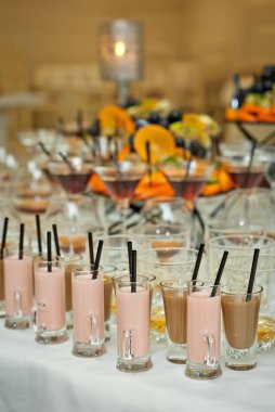 Tablo renkli içecekler cam gözlükler. Açık büfe alkollü içecekler