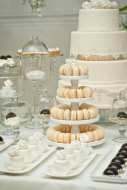 tatlılar mavi masada. Restoranda açık büfe. mavi tonları.