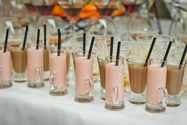 Tablo renkli içecekler cam gözlükler. Açık büfe alkollü içecekler