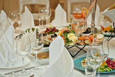 lezzetli yemekler restoranda masaya. hizmet tablosu. 