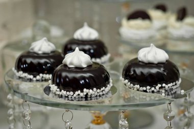 tatlılar mavi masada. Restoranda açık büfe. mavi tonları.