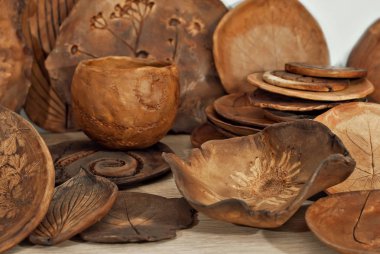 Kil çömlek ve seramik ürünleri ahşap bir masa. Home atölye. Çizimler ve desenler ile el yapımı.