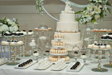 tatlılar mavi masada. Restoranda açık büfe. mavi tonları.