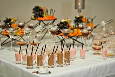 Tablo renkli içecekler cam gözlükler. Açık büfe alkollü içecekler