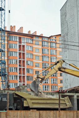 Eski, harap yeni bir bina arka plan üzerinde bina. Ev endüstriyel yıkılması. Konsept: eski ile yeni bir konut değiştirme.
