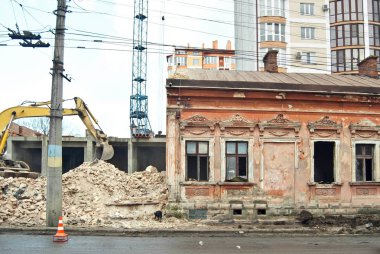 Eski, harap yeni bir bina arka plan üzerinde bina. Ev endüstriyel yıkılması. Konsept: eski ile yeni bir konut değiştirme.