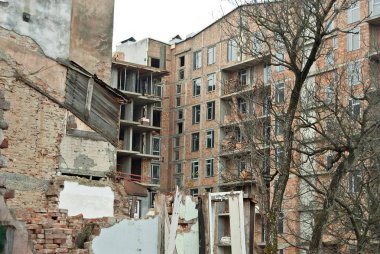 Eski, harap yeni bir bina arka plan üzerinde bina. Ev endüstriyel yıkılması. Konsept: eski ile yeni bir konut değiştirme.