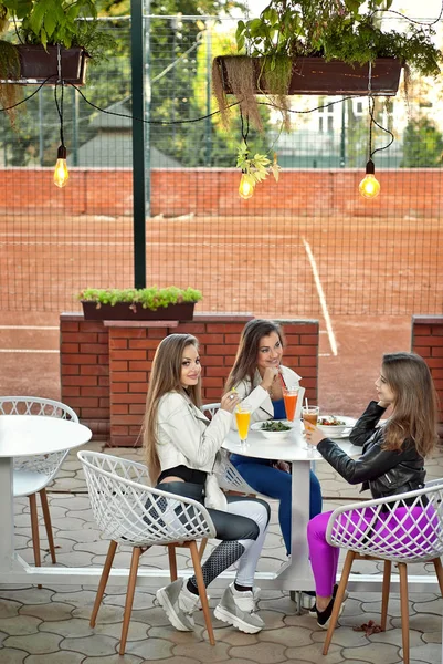 Las Novias Comen Café Después Del Entrenamiento Jugos Frescos Ensaladas — Foto de Stock
