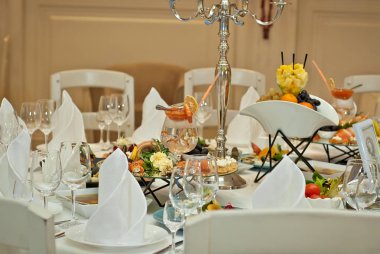 lezzetli yemekler restoranda masaya. hizmet tablosu. 