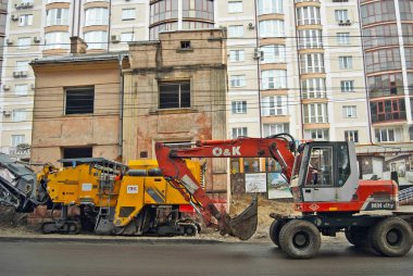 Chernivtsi, Ukrayna, Avrupa - 14 Kasım. Eski, harap yeni bir bina arka plan üzerinde bina. Endüstriyel evin yıkılması. 