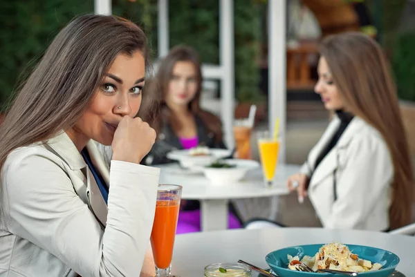Namoradas Comem Café Após Treino Sucos Frescos Saladas Mesa Conceito — Fotografia de Stock