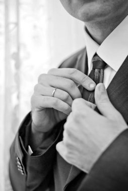 Damat düğün töreni için giyindi. El ve kostüm yakın çekim.