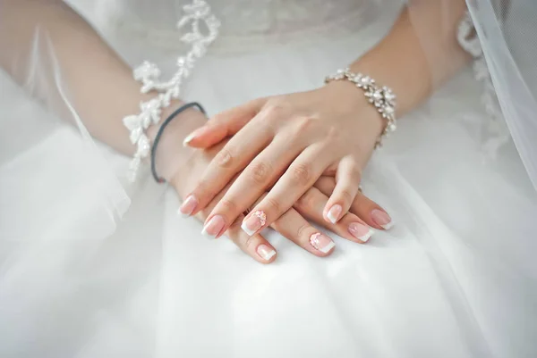 Noiva Prepara Para Cerimônia Casamento Vestido Noiva Close Mãos Noiva — Fotografia de Stock