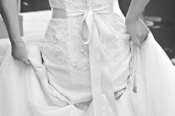 Menyasszony Készül Esküvőt Esküvői Ruha Közelről Menyasszony Ruhája Tart — Stock Fotó