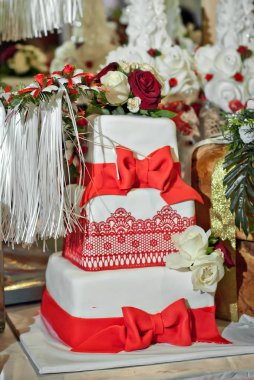 Tatlı kek üzerine şenlikli bir büfe. Pasta restoran tablo.