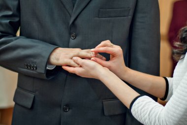 Düğün töreni. Gelinler birbirlerine elele tutuşun. Bir parmak halkada giyim.